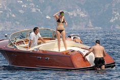 Горячая Артертон в купальнике на катере фото #11