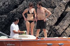 Горячая Артертон в купальнике на катере фото #12