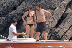 Горячая Артертон в купальнике на катере фото #13