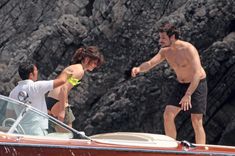 Горячая Артертон в купальнике на катере фото #14