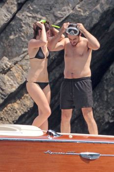 Горячая Артертон в купальнике на катере фото #15