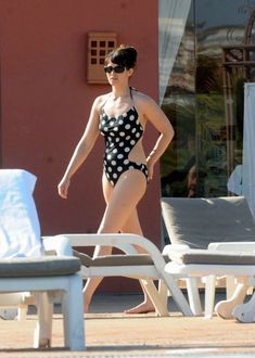 Джемма Артертон в монокини возле бассейна фото #1