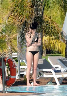 Тело Джеммы Артертон в купальнике фото #2