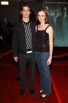 Алексис Бледел без лифчика на премьере фильма «Матрица: Революция» фото #4