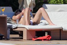 Упругая попка Риты Оры возле бассейна на Ивисе фото #1