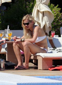 Упругая попка Риты Оры возле бассейна на Ивисе фото #2