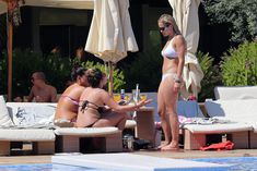 Упругая попка Риты Оры возле бассейна на Ивисе фото #4