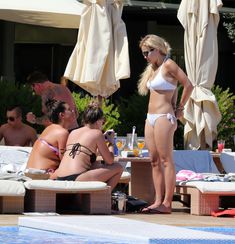 Упругая попка Риты Оры возле бассейна на Ивисе фото #5