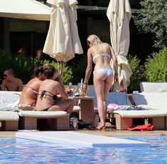 Упругая попка Риты Оры возле бассейна на Ивисе фото #12