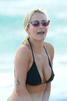 Аппетитная Рита Ора в черном бикини на пляже Майами фото #38