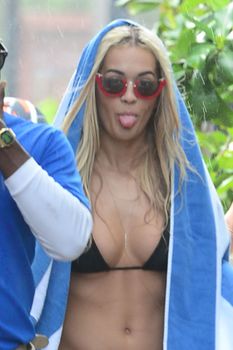 Аппетитная Рита Ора в черном бикини на пляже Майами фото #47