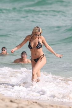 Возбуждающая Рита Ора в бикини на пляже Майами фото #23