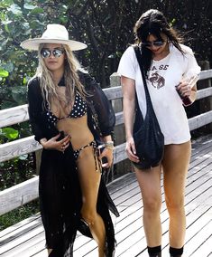 Возбуждающая Рита Ора в бикини на пляже Майами фото #81