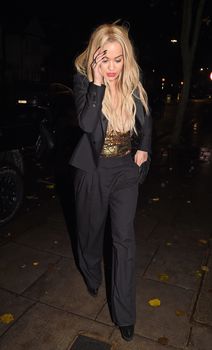 Рита Ора обнажила сосок возле ресторана China Tang фото #9