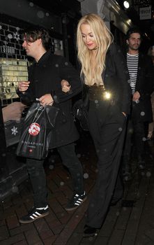 Рита Ора обнажила сосок возле ресторана China Tang фото #13