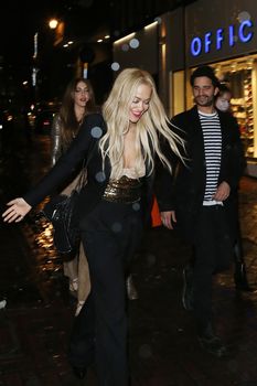 Рита Ора обнажила сосок возле ресторана China Tang фото #15