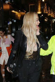 Рита Ора обнажила сосок возле ресторана China Tang фото #16