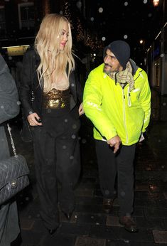 Рита Ора обнажила сосок возле ресторана China Tang фото #17