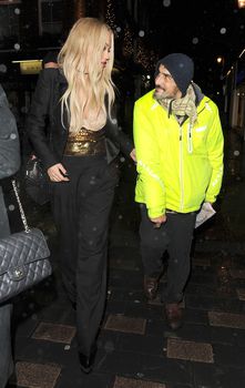 Рита Ора обнажила сосок возле ресторана China Tang фото #18