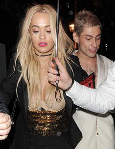 Рита Ора обнажила сосок возле ресторана China Tang фото #19