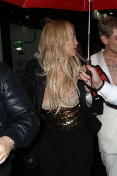 Рита Ора обнажила сосок возле ресторана China Tang фото #22