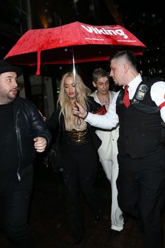 Рита Ора обнажила сосок возле ресторана China Tang фото #25