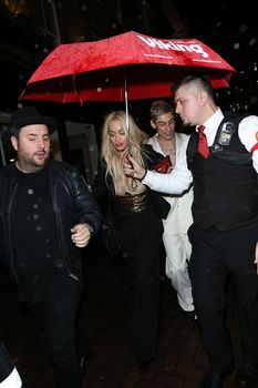 Рита Ора обнажила сосок возле ресторана China Tang фото #26