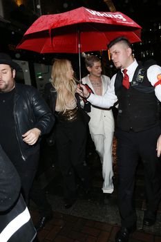 Рита Ора обнажила сосок возле ресторана China Tang фото #27