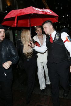 Рита Ора обнажила сосок возле ресторана China Tang фото #28