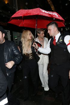 Рита Ора обнажила сосок возле ресторана China Tang фото #29