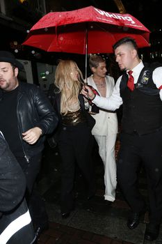 Рита Ора обнажила сосок возле ресторана China Tang фото #30