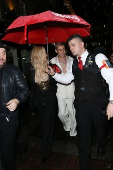 Рита Ора обнажила сосок возле ресторана China Tang фото #31