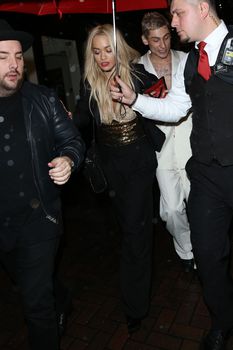 Рита Ора обнажила сосок возле ресторана China Tang фото #32