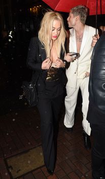 Рита Ора обнажила сосок возле ресторана China Tang фото #34