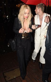 Рита Ора обнажила сосок возле ресторана China Tang фото #36