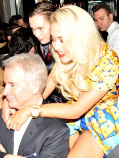 Рита Ора показала трусики на Moschino’s Fashion Week