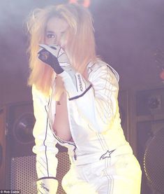 Рита Ора засветила сосок на сцене фото #1