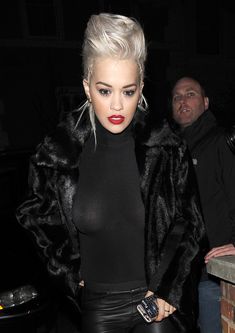 Рита Ора засветила грудь фото #15