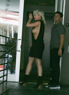 Рита Ора немного обнажила грудь фото #6