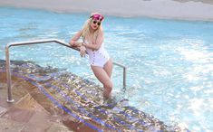 Соблазнительная Рита Ора возле бассейна фото #2