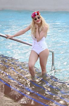 Соблазнительная Рита Ора возле бассейна фото #4