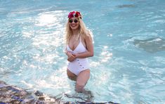 Соблазнительная Рита Ора возле бассейна фото #10