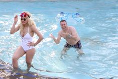 Соблазнительная Рита Ора возле бассейна фото #11