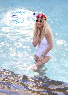 Соблазнительная Рита Ора возле бассейна фото #12