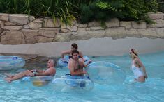 Соблазнительная Рита Ора возле бассейна фото #16