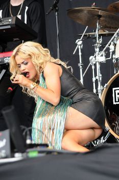 Рита Ора показала трусики на сцене фото #3