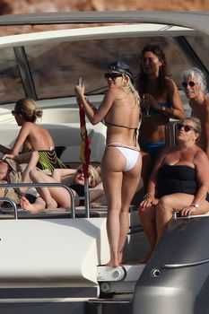 Горячая Рита Ора в облегающих трусиках на яхте фото #7