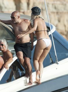 Горячая Рита Ора в облегающих трусиках на яхте фото #12