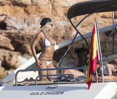 Горячая Рита Ора в облегающих трусиках на яхте фото #16