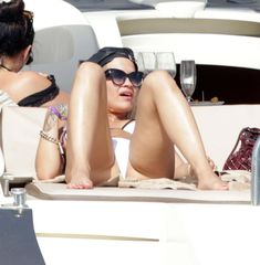 Горячая Рита Ора в облегающих трусиках на яхте фото #19